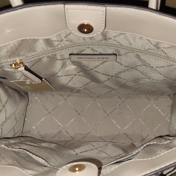 New Micheal Kors Tote - Picture 3 of 3